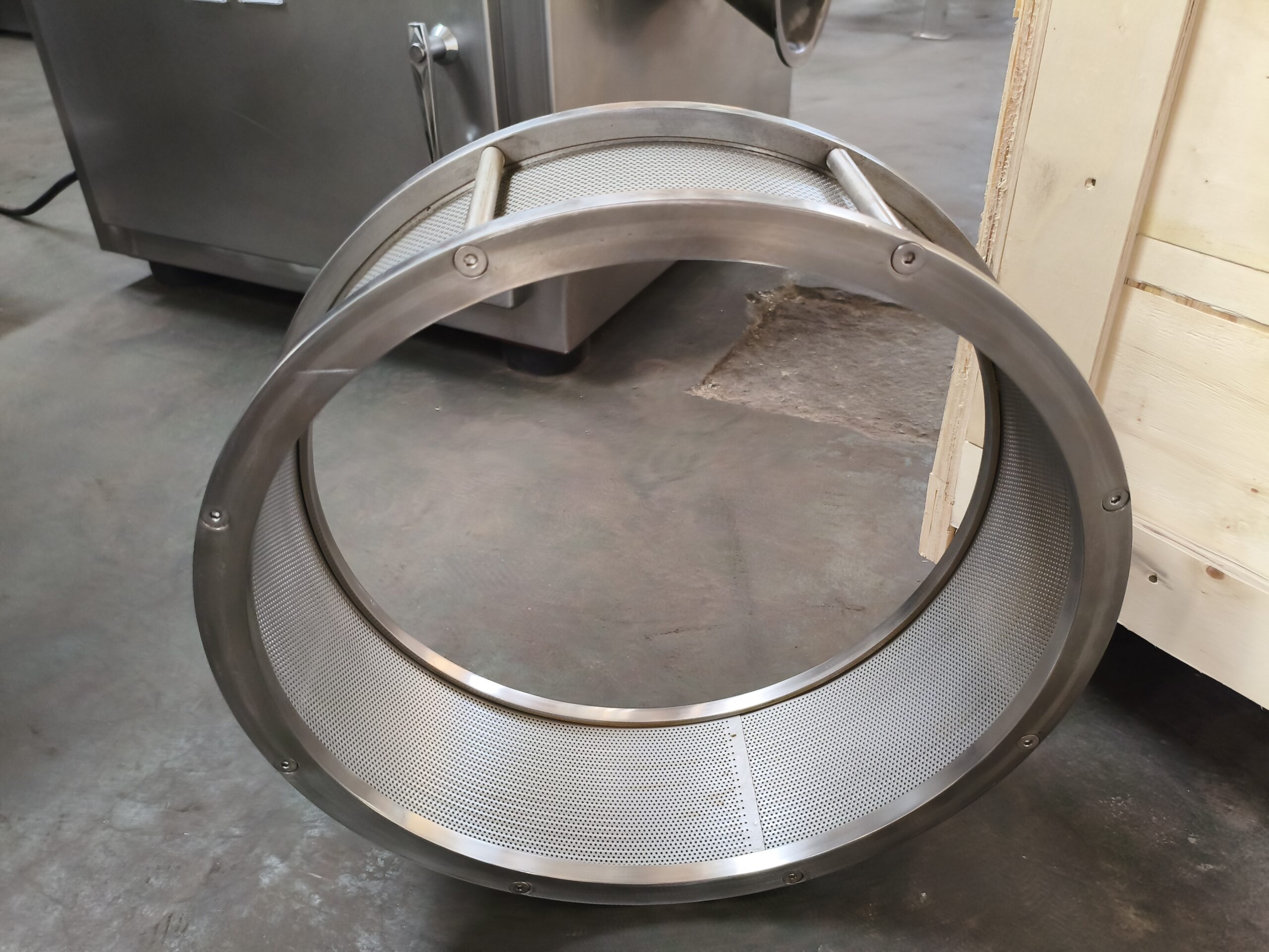 Circular interchangeable perforated screen used to control YDWS pin mill output fineness
